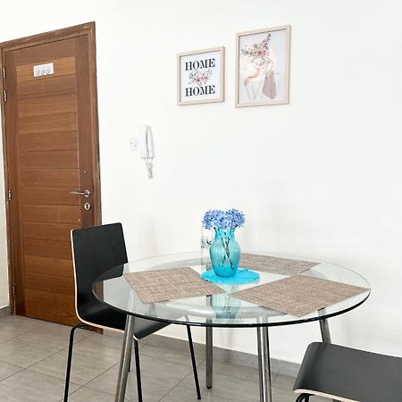 Sun Julz Apartments On The Beach Paphos Esterno foto