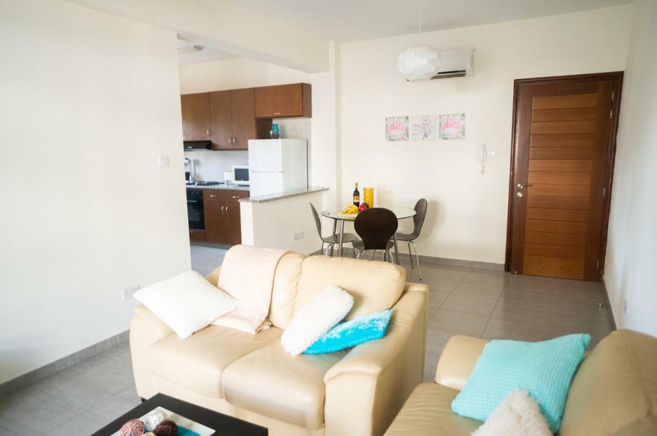 Sun Julz Apartments On The Beach Paphos Esterno foto