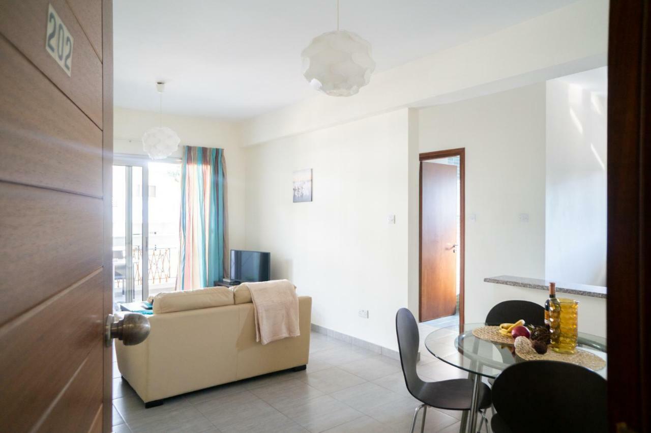 Sun Julz Apartments On The Beach Paphos Esterno foto